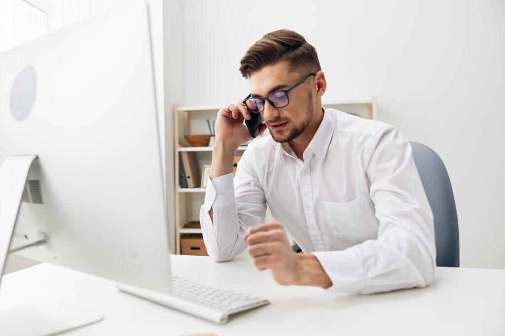 bank employee using it helpdesk services